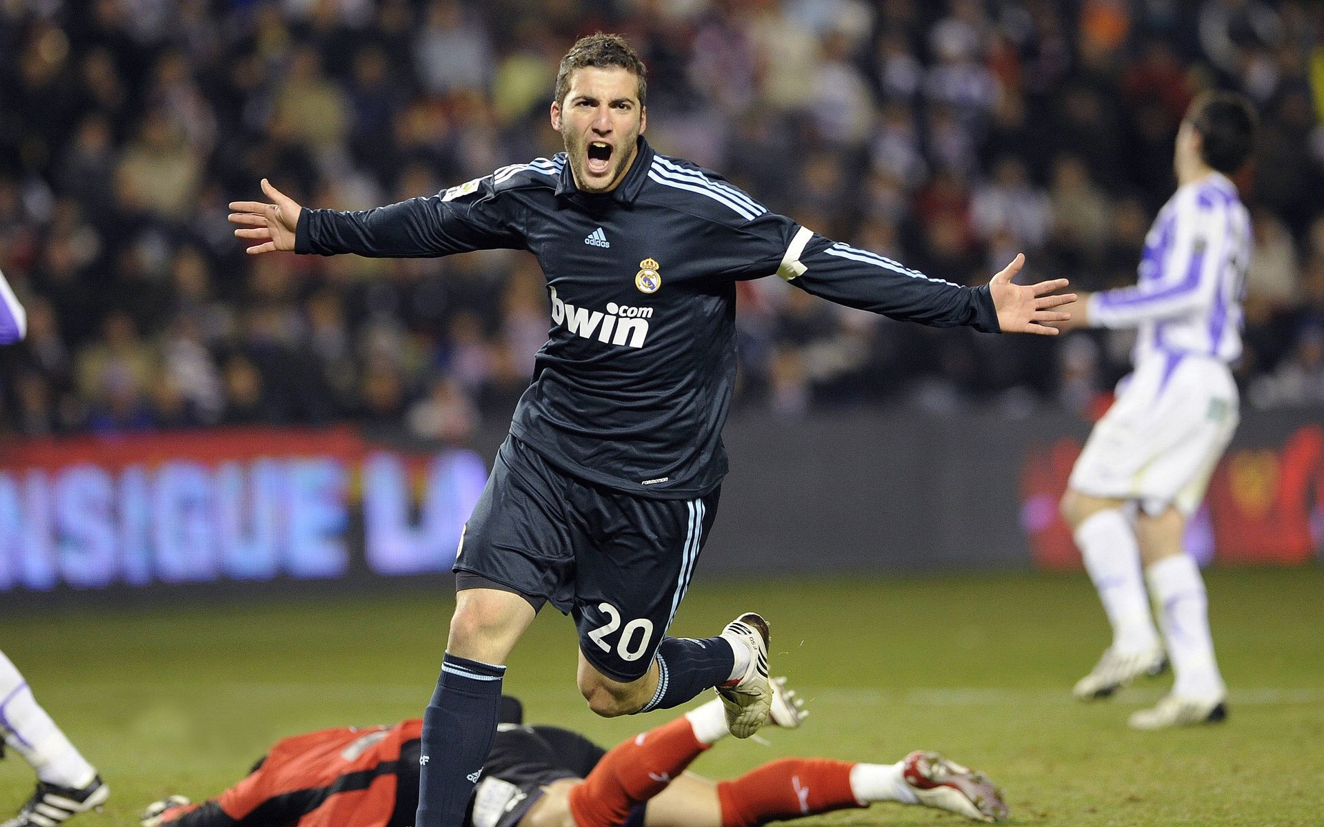 开拓者主教练:湖人后场新星简直是无所不能,我们根本防不住他